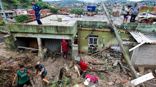 Brazilia: 30 de morţi şi aproape 40 de dispăruţi, în urma unor inundaţii şi alunecări de teren