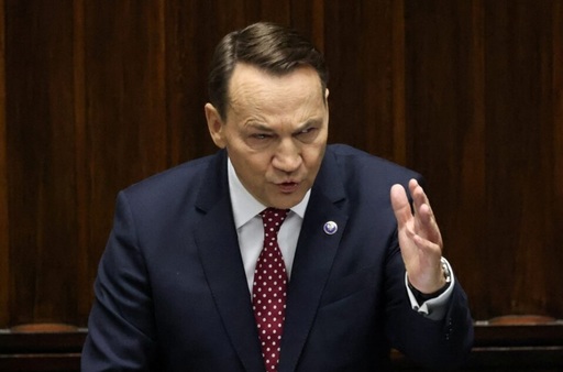 Şeful diplomaţiei poloneze Radoslaw Sikorski apără UE, în Parlament, împotriva unei tentaţii tot mai mari a unui Polexit. Un sfert dintre polonezi vor să iasă din UE după modelul Brexitului, o perspectivă susţinută de aproape jumătate dintre alegătorii PiS