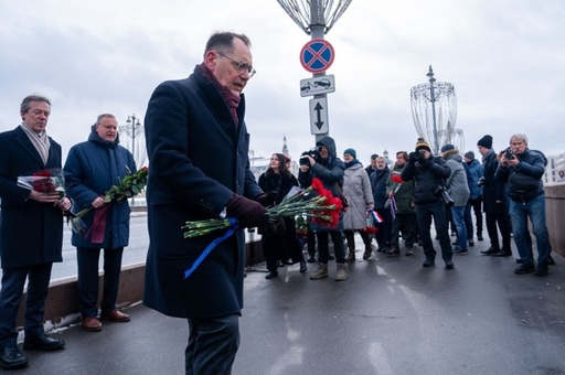 Un omagiu discret, pe un pod lângă Kremlin, adus opozantului Boris Nemţov, asasinat în urmă cu 11 ani. ”Toată lumea este îngrozită”. 30 de ambasadori şi diplomaţi din Occident, de trei ori mai mulţi decât ruşii prezenţi, au depus garoafe roşii la memorial