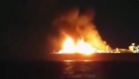 Un vas pentru transport de gaz lichefiat, sub pavilion rusesc şi supus sancţiunilor, a luat foc în Marea Mediterană. Există suspiciuni că ar fi fost lovit de o dronă ucraineană