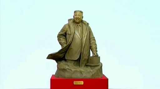 Prima statuie a lui Kim Jong Un, apăsând pe un buton de declanşare, dezvăluită de televiziunea de stat nord-coreeană