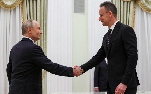 Ministrul de externe al Ungariei s-a întâlnit cu Putin la Kremlin şi s-a plâns de Ucraina. Rusia eliberează doi etnici maghiari prizonieri de război