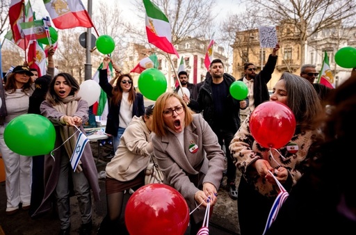 Membri ai comunităţii iraniene din România susţin într-o manifestaţie, la Bucureşti, campania lansată de SUA şi Israel împotriva regimului iranian, cu portrete ale lui Reza Pahlavi. ”Să facem Iranul măreţ din nou. Mulţumim domnului Preşedinte”