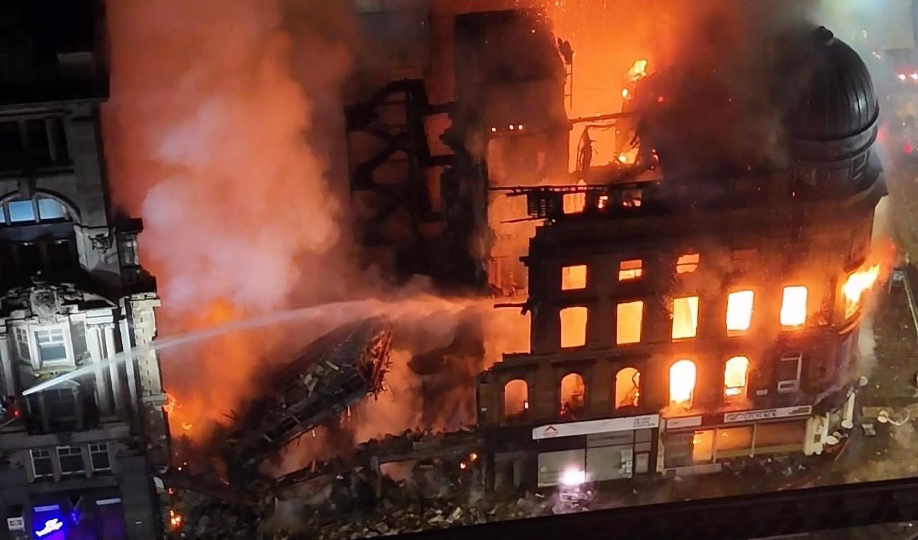 Incendiu devastator la Gara Centrală din Glasgow. O clădire s-a prăbuşit parţial - VIDEO