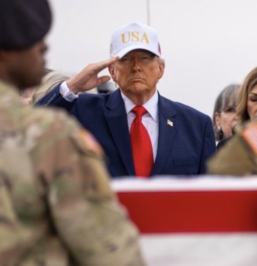 Fox News îşi cere scuze pentru difuzarea unei înregistrări video vechi în care Donald Trump apare fără şapcă la o ceremonie solemnă de primire a unor soldaţi americani căzuţi la datorie. Unii au sugerat că nu a fost o greşeală, ci o alegere intenţionată