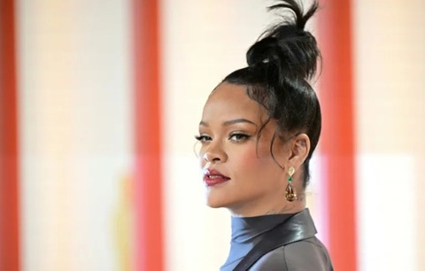 O femeie suspectată de faptul că a tras în conacul lui Rihanna din Beverly Hills, arestată, anunţă LAPD. Ivanna Lisette Ortiz a tras cu o puşcă de tip AR-15, dintr-o Tesla albă, parcată peste drum de conac. Ea a fost arestată într-un centru comercial. Cau