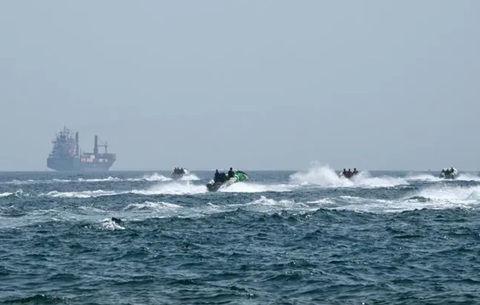 Purtătorul de cuvânt al Gărzii Revoluţionare Islamice Iraniene: Forţele armate iraniene „aşteaptă flota navală americană în Strâmtoarea Ormuz”, iar sfârşitul războiului „este în mâinile Iranului”