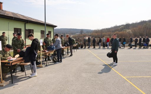 BBC - Sute de tineri se prezintă la recrutare după ce Croaţia reintroduce serviciul militar obligatoriu

