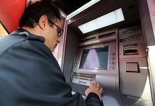 Iranul anunţă că va viza interesele economice şi bancare ale SUA şi Israelului în regiune. Populaţia, avertizată să se ţină la o distanţă de 1.000 de metri de bănci
