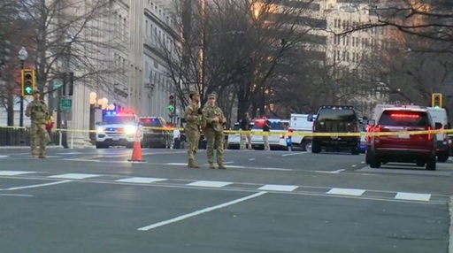 O furgonetă forţează bariere de securitate la Casa Albă, la intersecţia Connecticut Avenue cu H Street. Şoferul, arestat şi interogat, anunţă Secret Service. Nicio persoană nu a fost rănită. Perimetru de securitate şi circulaţia închisă pe mai multe străzi