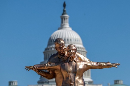 Trump şi Epstein, imortalizaţi într-o nouă statuie satirică, la Capitoliu, în scena cult a îndrăgostiţilor din ”Titanic”