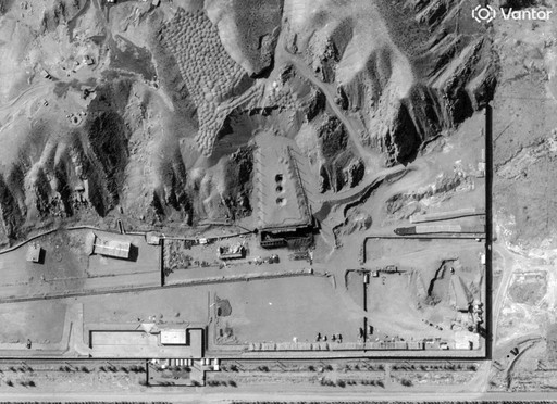 Armata israeliană anunţă că a lovit o bază din Iran unde s-ar încerca producerea de arme nucleare. Explozii puternice s-au auzit şi la Teheran