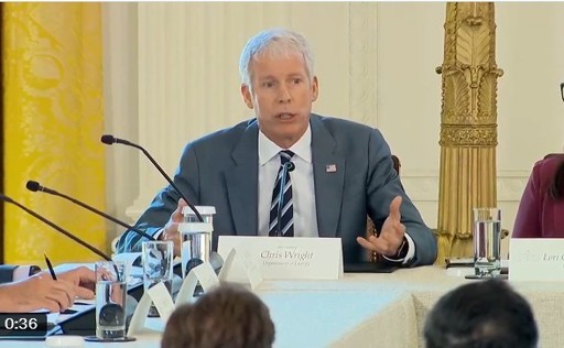 SUA „nu sunt pregătite” încă să escorteze nave prin Strâmtoarea Ormuz, recunoaşte secretarul pentru energie. Iranienii anunţă că au atacat joi o navă americană în Golful Persic