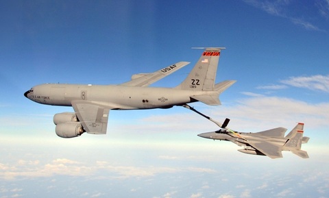 Un avion american de realimentare cu carburant în zbor de tip Boeing KC-135 ”Stratotanker” se prăbuşeşte în vestul Irakului. Două avioane implicate în incident. Unul s-a prăbuşit, celălalt a aterizat în siguranţă. Operaţiuni de căutare şi salvare, în curs