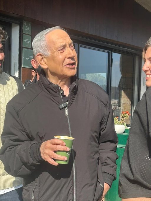 Netanyahu publică un videoclip ca răspuns la zvonurile din Iran potrivit cărora ar fi murit: „Sunt mort...după cafea” - VIDEO