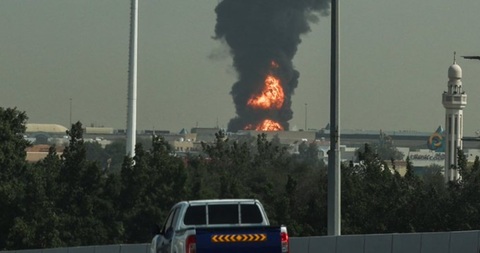 Zborurile, reluate treptat pe aeroportul din Dubai, în urma unui incendiu la un rezervor de carburant cauzat de un atac cu dronă