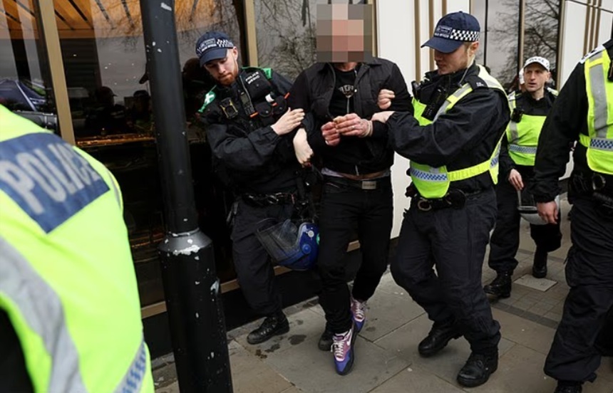 Cel puţin 12 persoane arestate la Londra, la o manifestaţie de ”Al Quds Day” neautorizată de poliţie, care anchetează cu privire la strigarea sloganului ”Moarte armatei israeliene!” de către un vorbitor, un membru al trupei rap Bob Vylan