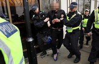 Cel puţin 12 persoane arestate la Londra, la o manifestaţie de ”Al Quds Day” neautorizată de poliţie, care anchetează cu privire la strigarea sloganului ”Moarte armatei israeliene!” de către un vorbitor, un membru al trupei rap Bob Vylan