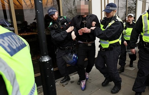 Cel puţin 12 persoane arestate la Londra, la o manifestaţie de ”Al Quds Day” neautorizată de poliţie, care anchetează cu privire la strigarea sloganului ”Moarte armatei israeliene!” de către un vorbitor, un membru al trupei rap Bob Vylan