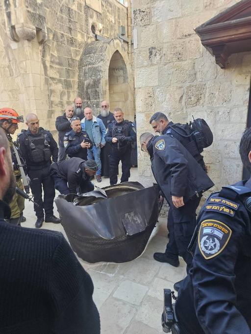 Resturi de rachete şi interceptori au căzut în locurile sfinte din Ierusalim - FOTO