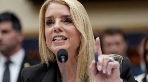 Pam Bondi, convocată în aprilie la o depoziţie oficială în Comisia de supraveghere a Camerei Reprezentanţilor cu privire la modul în care Guvernul Trump a gestionat dosarul Epstein. Doar jumătate din dosar a fost publicat