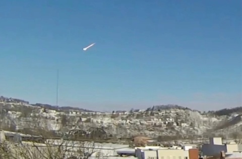 Un meteorit de şapte tone, vizibil din mai multe state, cade pe cerul Clevelandului cu 72.000 km/h şi se dezintegrează cu un vuiet asurzitor, o explozie echivalentă a 250 de tone de TNT