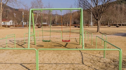 O fată, rănită la gât de un glonţ rătăcit, într-un loc de joacă, la 1,4 kilometri de un poligon de tragere în care se desfăşura un exerciţiu de tir, la Daegu, în sud-estul Coreei de Sud. Armata suspendă exerciţiile în întreaga ţară