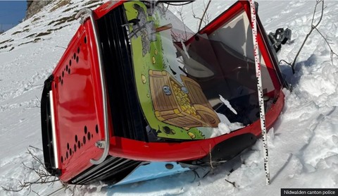 Cabina unei telegondole pentru schi s-a prăbuşit în Elveţia. O persoană a murit