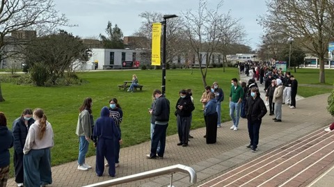 Marea Britanie emite o alertă de urgenţă de sănătate publică în urma focarului mortal de meningită din Kent. Numărul cazurilor suspectate a ajuns la 20. Un club de noapte din Canterbury ar fi la originea infecţiei