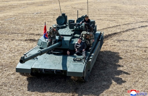 Kim Jong Un supervizează împreună cu fiica sa exerciţii militare, într-un poligon la Phenian, cu un nou tanc de asalt, prezentat drept un element-cheie al modernizării forţelor armate