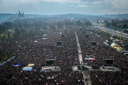 Cehia: Sute de mii de oameni au participat la cea mai mare manifestaţie antiguvernamentală din ţară de după 2019 - VIDEO