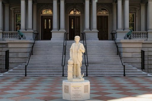 Donald Trump a amplasat o statuie a lui Cristofor Columb în apropierea Casei Albe. Statuia originală a fost dărâmată de protestatari la 4 iulie 2020