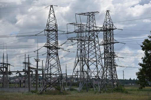 Atacurile ruseşti din Ucraina au provocat moartea a cinci persoane şi au întrerupt o linie electrică dintre Moldova şi România. Republica Moldova ar putea intra în stare de urgenţă energetică pentru o perioadă de 60 de zile