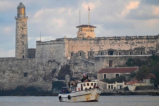 O primă navă dintr-o flotilă cu ajutoare alimentare, medicale şi panouri solare soseşte la Havana în plină criză energetică în Cuba