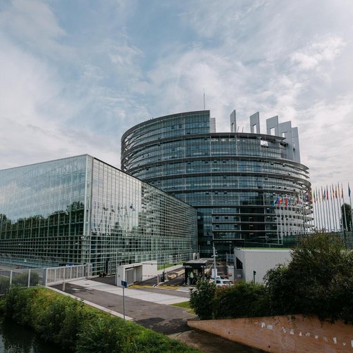 Parlamentul European aprobă înfiinţarea de centre în afara UE pentru returnarea imigranţilor