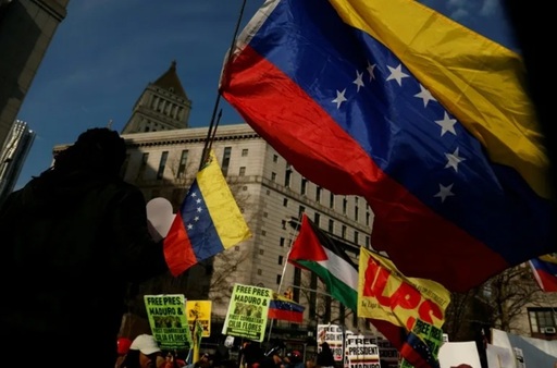 Maduro compare timp de peste o oră, fără să spună nimic, în faţa instanţei, la New York, la trei luni după capturare. Trump anunţă, într-o reuniune la Casa Albă, că ”alte cazuri vor fi prezentate în tribunale” împotriva fostului şef de stat