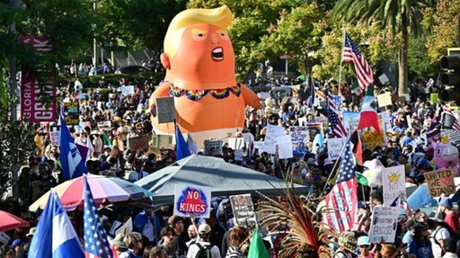 Milioane de americani, chemaţi, pentru a treia oară în decurs de un an, la peste 3.000 de manifestaţii ”No Kings” împotriva lui Trump, pentru a denunţa ”poliţia mascată care seamănă teroarea”, ”războiul catastrofal” şi abuzurile puterii