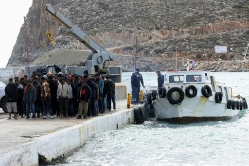 Douăzeci şi doi migranţi morţi şi alţi 26 salvaţi, după şase zile de rătăcire pe nare, din Libia către Creta