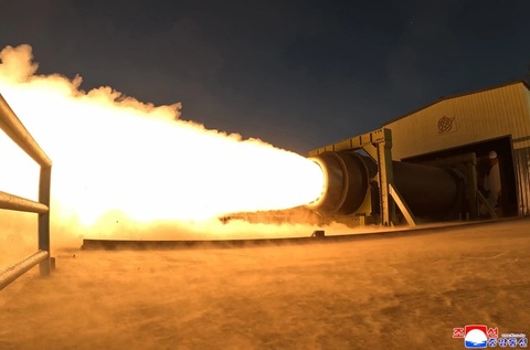 Kim Jong Un supervizează un nou test de motor de ICBM cu combustibil solid pe bază de fibră de carbon