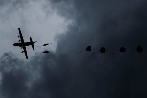 Mii de paraşutişti ai armatei SUA sosesc în Orientul Mijlociu pe fondul intensificării concentrării de forţe. Ce opţiuni are Trump