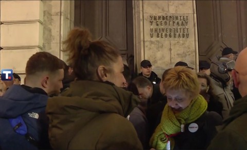 Ciocniri între studenţi şi poliţie la Belgrad, după percheziţii în birourile Universităţii - VIDEO