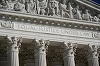 Trump urmează să asiste la dezbaterile Curţii Supreme privind dobândirea cetăţeniei prin naşterea în SUA, atacată prin decret în numele luptei sale împotriva imigraţiei clandestine. El tună şi fulgeră împotriva judecătorilor, pe care-i insultă, aşteptând 