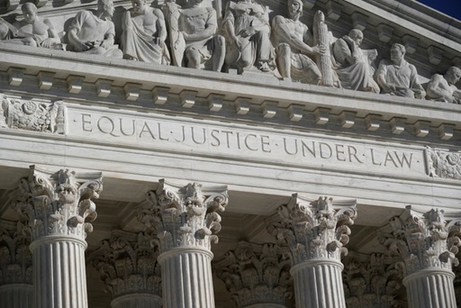 Trump urmează să asiste la dezbaterile Curţii Supreme privind dobândirea cetăţeniei prin naşterea în SUA, atacată prin decret în numele luptei sale împotriva imigraţiei clandestine. El tună şi fulgeră împotriva judecătorilor, pe care-i insultă, aşteptând o nouă înfrângere