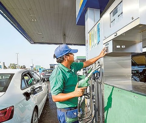 Preţul carburanţilor ”explodează” în Emiratele Arabe Unite, un producător de hidrocarburi, unde benzina s-a scumpit cu 30%, iar motorina cu 72%. În Kuwait, benzina premium s-a scumpit cu 12,5%, iar în Qatar benzina obişnuită cu 7,9%. Barilul de petrol sca