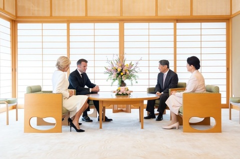 Emmanuel şi Brigitte Macron, primiţi la palatul imperial, la Tokyo, de împăratul Naruhito şi împărăteasa Masako