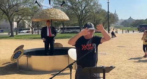 O statuie îl ironizează pe Trump şi ”Domul de Aur” al miliardarului, pe National Mall, la Washington