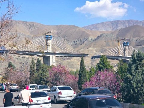 Trump avertizează Teheranul că „vor urma şi alte lovituri” după ce un atac a distrus cel mai mare pod din Iran. Podul suspendat, recent finalizat, a fost rupt în două. Opt persoane ar fi murit şi aproape 100 au fost rănite - VIDEO