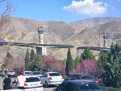 Trump avertizează Teheranul că „vor urma şi alte lovituri” după ce un atac a distrus cel mai mare pod din Iran. Podul suspendat, recent finalizat, a fost rupt în două. Opt persoane ar fi murit şi aproape 100 au fost rănite - VIDEO