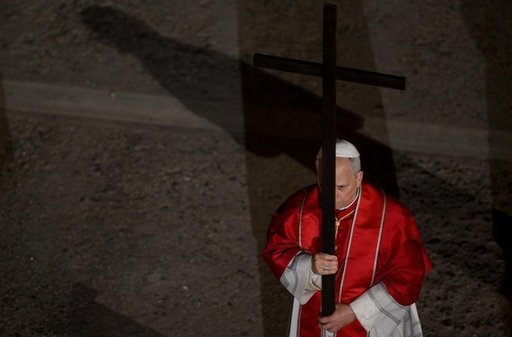 În prima sa Vinere Mare ca papă, Leon al XIV-lea a purtat personal crucea la Colosseum. S-au rostit rugăciuni pentru orfanii de război, iar liderii mondiali au fost avertizaţi că deciziile lor vor fi judecate într-o zi de Dumnezeu -  VIDEO