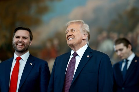 Trump anunţă o ofensivă coordonată de Vance împotriva „fraudei” în statele democrate, în timp ce arestările încep în California